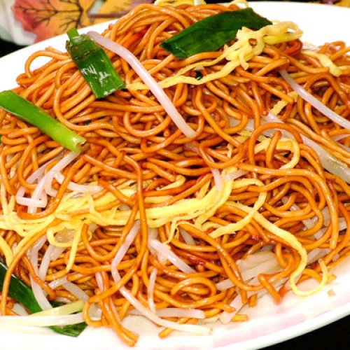 Tallarines fritos con tres delicias