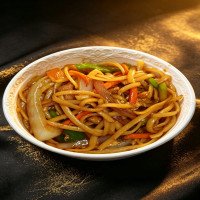 Tallarines fritos con ternera y verduras