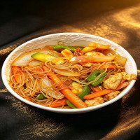 Fideo chino frito con gambas y verduras